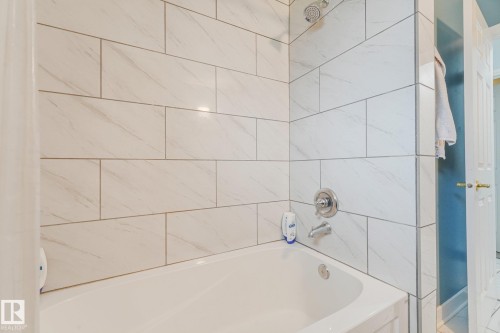 8712 137 Avenue Nw, Edmonton, AB - Indoor Photo Showing Bathroom