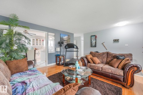 8712 137 Avenue Nw, Edmonton, AB - Indoor Photo Showing Living Room
