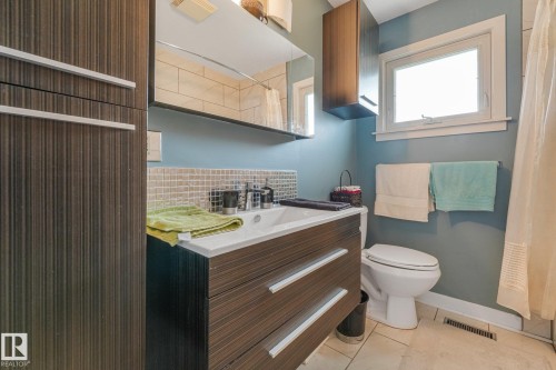 8712 137 Avenue Nw, Edmonton, AB - Indoor Photo Showing Bathroom