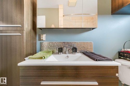 8712 137 Avenue Nw, Edmonton, AB - Indoor Photo Showing Bathroom