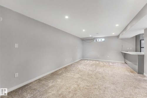 8712 137 Avenue Nw, Edmonton, AB - Indoor