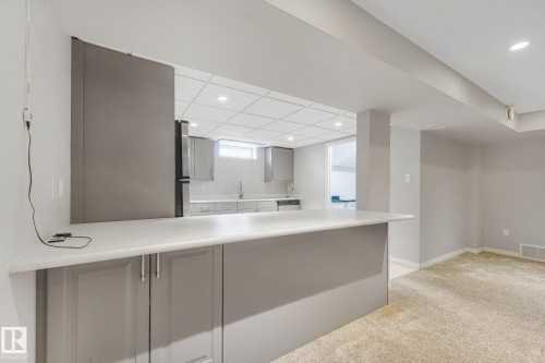 8712 137 Avenue Nw, Edmonton, AB - Indoor
