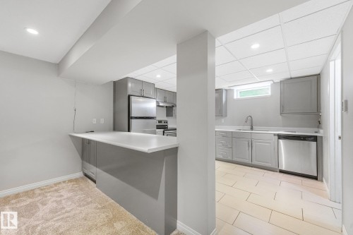 8712 137 Avenue Nw, Edmonton, AB - Indoor