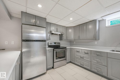 8712 137 Avenue Nw, Edmonton, AB - Indoor Photo Showing Kitchen