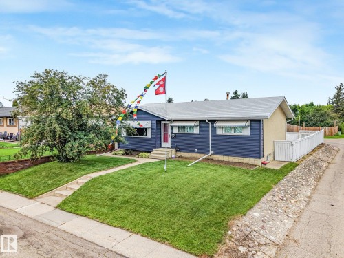 8712 137 Avenue Nw, Edmonton, AB - Outdoor