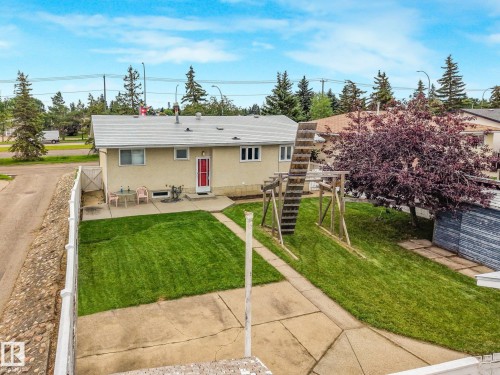 8712 137 Avenue Nw, Edmonton, AB - Outdoor