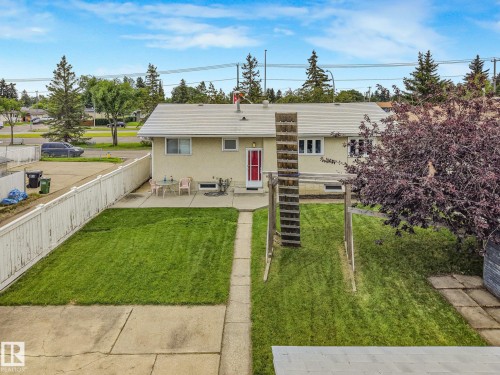 8712 137 Avenue Nw, Edmonton, AB - Outdoor