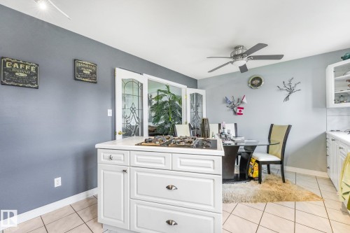 8712 137 Avenue Nw, Edmonton, AB - Indoor