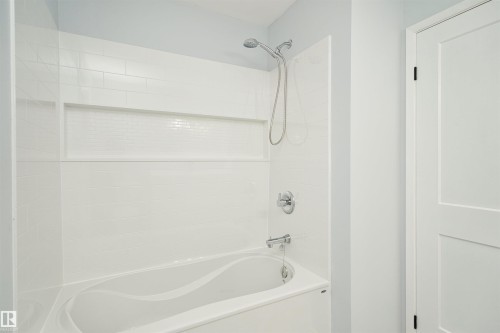 1679 Lakewood Road Nw, Edmonton, AB - Indoor Photo Showing Bathroom