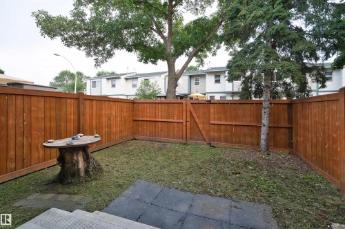 1679 Lakewood Road Nw, Edmonton, AB - Outdoor