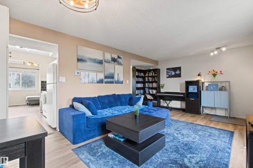 #64 3221 119 St Nw, Edmonton, AB - Indoor Photo Showing Living Room