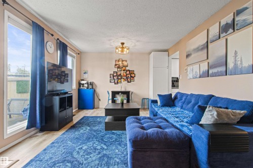 #64 3221 119 St Nw, Edmonton, AB - Indoor Photo Showing Living Room