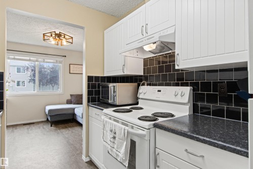 #64 3221 119 St Nw, Edmonton, AB - Indoor Photo Showing Kitchen