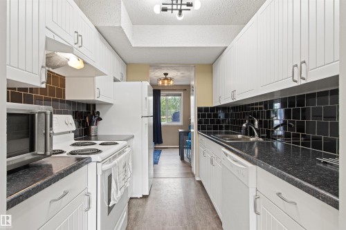 #64 3221 119 St Nw, Edmonton, AB - Indoor Photo Showing Kitchen