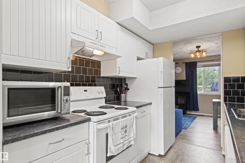 #64 3221 119 St Nw, Edmonton, AB - Indoor Photo Showing Kitchen