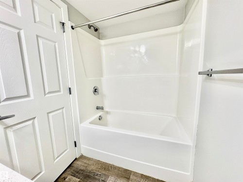 #111 11511 27 Av Nw, Edmonton, AB - Indoor Photo Showing Bathroom