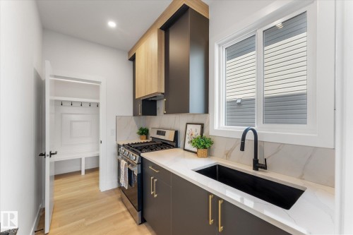 12 Cobblestone Gate, Spruce Grove, AB - Indoor Photo Showing Kitchen