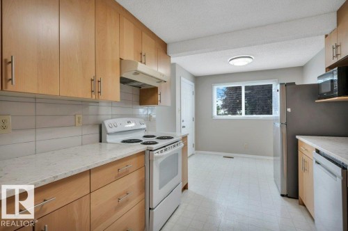 #22 1651 46 St Nw, Edmonton, AB - Indoor Photo Showing Kitchen