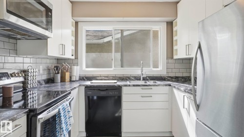 7 Beechmont Avenue, Spruce Grove, AB - Indoor Photo Showing Kitchen With Double Sink With Upgraded Kitchen