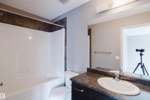 14009 164 Avenue Nw, Edmonton, AB - Indoor Photo Showing Bathroom
