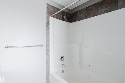 up stairs bathroom - 14009 164 Avenue Nw, Edmonton, AB - Indoor Photo Showing Bathroom