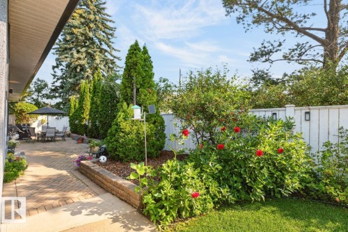 Expansive outdoor patio area featuring brick pavers and a perimeter retaining wall - 4631 113A Street Nw, Edmonton, AB - Outdoor