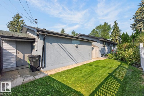 Expansive green lawn with established landscaping and mature trees - 4631 113A Street Nw, Edmonton, AB - Outdoor