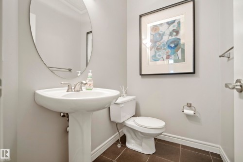 8385 Shaske Crescent Nw, Edmonton, AB - Indoor Photo Showing Bathroom