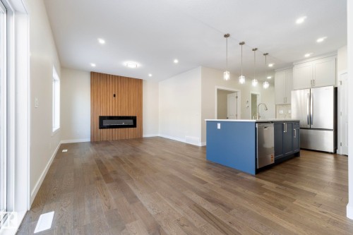 5736 176 Avenue Nw, Edmonton, AB - Indoor Photo Showing Kitchen With Upgraded Kitchen