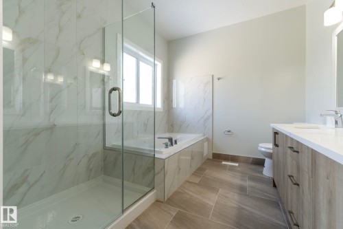 5736 176 Avenue Nw, Edmonton, AB - Indoor Photo Showing Bathroom