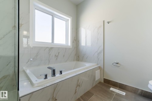 5736 176 Avenue Nw, Edmonton, AB - Indoor Photo Showing Bathroom