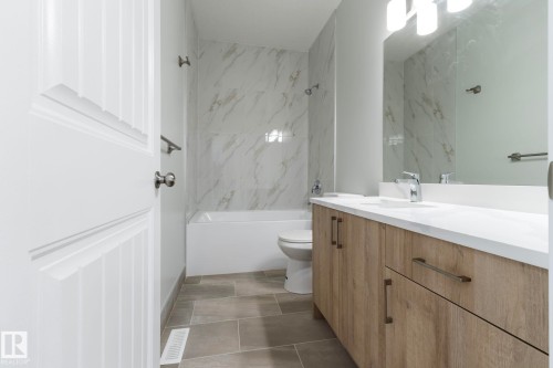 5736 176 Avenue Nw, Edmonton, AB - Indoor Photo Showing Bathroom