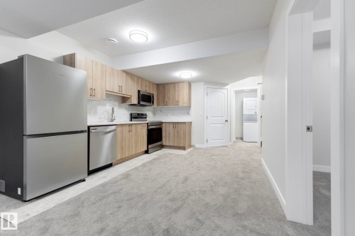 5736 176 Avenue Nw, Edmonton, AB - Indoor Photo Showing Kitchen