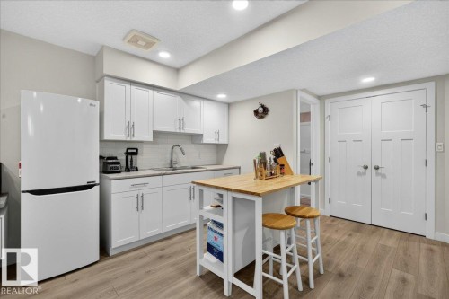 100 Meadowland Crescent, Spruce Grove, AB - Indoor Photo Showing Kitchen With Upgraded Kitchen