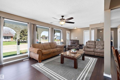 269 Centennial Drive, Wetaskiwin, AB - Indoor Photo Showing Living Room