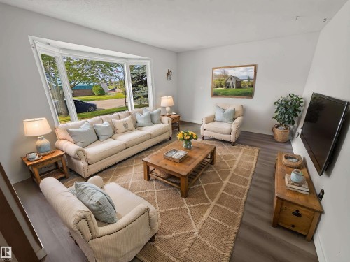 11327 25 Avenue Nw, Edmonton, AB - Indoor Photo Showing Living Room