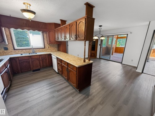 11327 25 Avenue Nw, Edmonton, AB - Indoor Photo Showing Kitchen