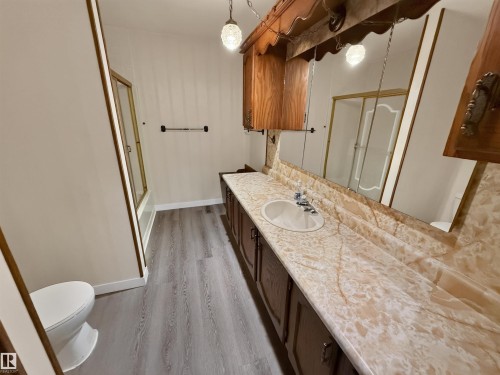 11327 25 Avenue Nw, Edmonton, AB - Indoor Photo Showing Bathroom