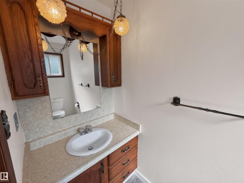 11327 25 Avenue Nw, Edmonton, AB - Indoor Photo Showing Bathroom