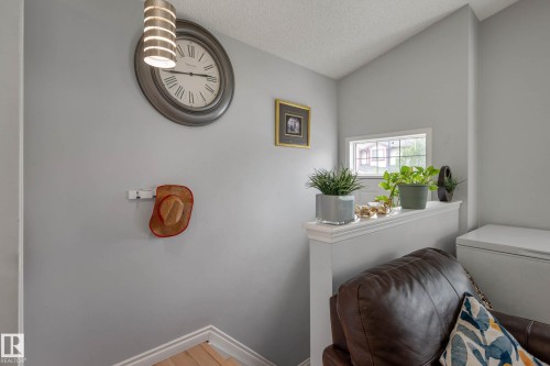 Recessed half-wall featuring a window above - 9113 166 Avenue Nw, Edmonton, AB - Indoor