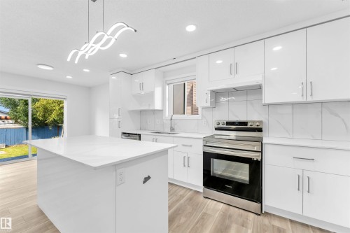 336 Wild Rose Way Nw, Edmonton, AB - Indoor Photo Showing Kitchen