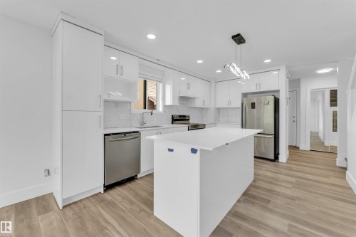 336 Wild Rose Way Nw, Edmonton, AB - Indoor Photo Showing Kitchen With Upgraded Kitchen