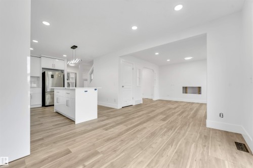 336 Wild Rose Way Nw, Edmonton, AB - Indoor Photo Showing Kitchen