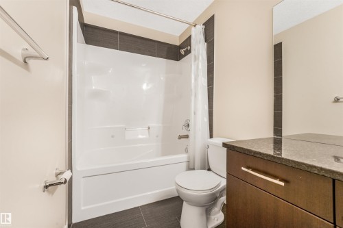 13525 162A Avenue Nw, Edmonton, AB - Indoor Photo Showing Bathroom