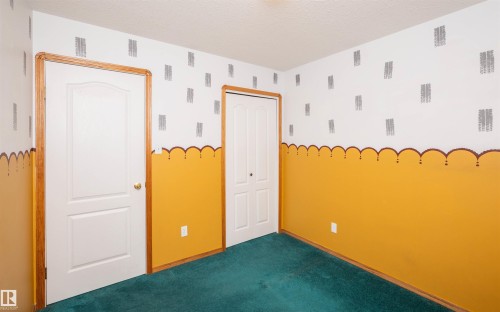 Interior room featuring a flat white ceiling, white walls with decorative accents, and a mustard yellow lower wall section with a scalloped border - 5116 51 Avenue, Pickardville, AB - Indoor Photo Showing Other Room