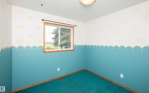 Interior room featuring a single window with wood-trim framing - 5116 51 Avenue, Pickardville, AB - Indoor Photo Showing Other Room