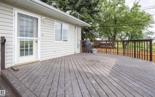 Spacious exterior deck with wood-finish flooring and a wood railing system - 5116 51 Avenue, Pickardville, AB - Outdoor With Deck Patio Veranda With Exterior