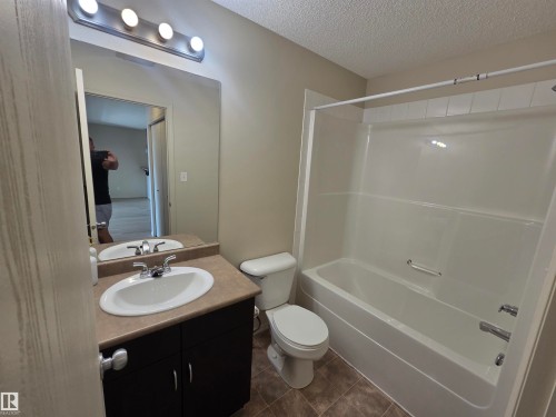 #223 1180 Hyndman Rd Nw, Edmonton, AB - Indoor Photo Showing Bathroom