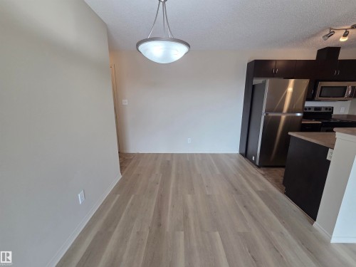 #223 1180 Hyndman Rd Nw, Edmonton, AB - Indoor Photo Showing Kitchen