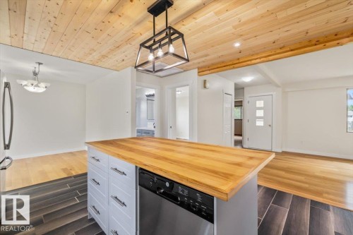 10415 98 Avenue, Fort Saskatchewan, AB - Indoor Photo Showing Kitchen
